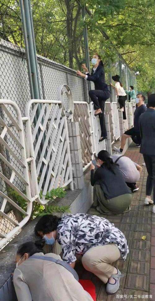 老澳门最新开奖结果今天和为看考生爬学校护栏与